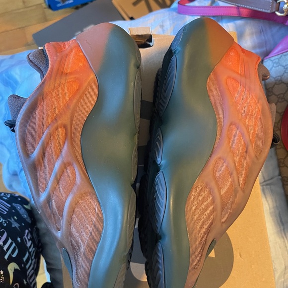 Yeezy 700 - Picture 5 of 5